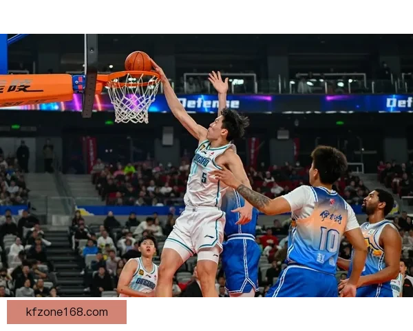 以斯普利特盛赞杨瀚森持续进步高位策应组织能力出众带动球队进攻